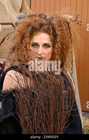 Christina große beim Foto- und Pressetermin am Set von das Märchen von der silbernen Brücke aus der ARD-Reihe sechs auf einem Streich auf dem Gutshof Britz. Berlin, 23.07.2024 *** Christina große bei der Foto- und Presseveranstaltung zum Set des Märchen von der silbernen Brücke aus der ARD-Serie Sechs auf einen Streich im Gutshof Britz Berlin, 23 07 2024 Foto:XF.xKernx/xFuturexImagex bruecke 4735 Stockfoto