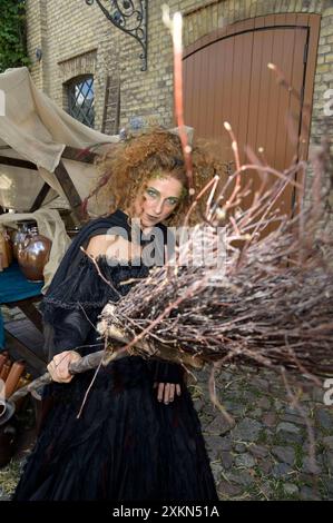 Christina große beim Foto- und Pressetermin am Set von das Märchen von der silbernen Brücke aus der ARD-Reihe sechs auf einem Streich auf dem Gutshof Britz. Berlin, 23.07.2024 *** Christina große bei der Foto- und Presseveranstaltung zum Set des Märchen von der silbernen Brücke aus der ARD-Serie Sechs auf einen Streich im Gutshof Britz Berlin, 23 07 2024 Foto:XF.xKernx/xFuturexImagex bruecke 4728 Stockfoto