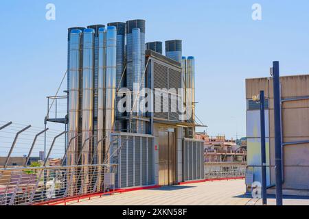 Nahaufnahme der strukturellen Elemente eines Fahrstuhls auf einer Aussichtsplattform im Zentrum von Barcelona, die modernes architektonisches Design und engi zeigt Stockfoto