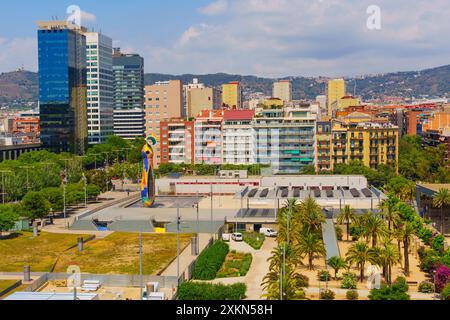Fesselnde Luftaufnahme mit Barcelonas lebhaften Farben, vielfältiger Architektur und weitläufigen grünen Parks. Eine Mischung aus urbanem Leben und Natur Stockfoto