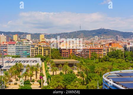 Pulsierende urbane Landschaft mit üppigem Grün und modernen Gebäuden bietet einen malerischen Blick auf Barcelonas einzigartige Architektur aga Stockfoto