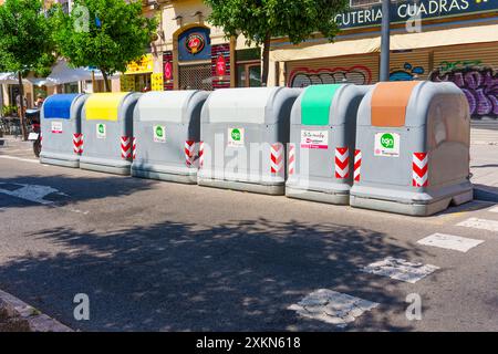 Tarragona, Spanien - 15. Juli 2024: Bunte Recyclingbehälter auf einer Stadtstraße in Tarragona. Stockfoto