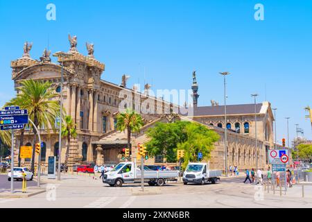 Barcelona, Spanien - 16. Juli 2024: Majestätische Architektur rund um Port Vell mit komplexen Designs des alten Zollhauses Stockfoto