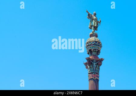 Barcelona, Spanien - 16. Juli 2024: Detaillierte Nahaufnahme der Columbus-Statue auf dem historischen Denkmal in Barcelona an einem sonnigen Tag. Stockfoto