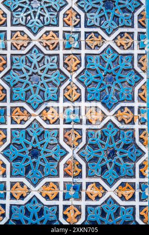 Die Wand der alten muslimischen Moschee Hazrati Imam ist mit Keramikfliesen mit floralem usbekischen Ornamentisch mit Blume in Usbekistan dekoriert Stockfoto