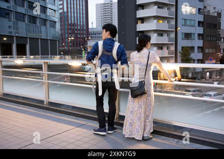 Tokio, Japan. Juli 2024. Junge Eltern stehen mit ihrem Baby am 20. Juli 2024 auf einer Fußgängerbrücke in Tokio. - 20240720 PD16839 Credit: APA-PictureDesk/Alamy Live News Stockfoto