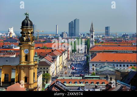 Besitzer der Highlight Towers, Hochhaus in München, Immobilien Imfarr aus Österreich ist insolvent. Siegestor Ludwigskirche, Highlight Towers, Hochhaus, Schwabing *** Eigentümer des Highlight Towers, Hochhaus München, Immobilien Imfarr aus Österreich ist insolvent Siegestor Ludwigskirche, Highlight Towers, Hochhaus, Schwabing Copyright: XHeinzxGebhardtx Stockfoto