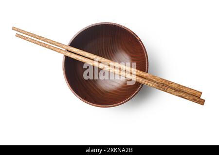 Paar Holzstäbchen und Holzschale isoliert auf weißem Hintergrund. Stockfoto
