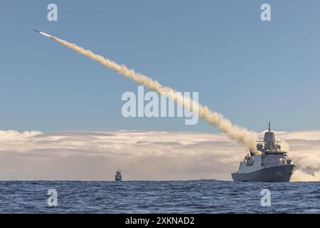 Die Fregatte der Provinciën-Klasse HNLMS Tromp (F803) der Royal Netherlands Navy de Zeven feuert eine Harpoon-Rakete während der lang geplanten Übung AS ab Stockfoto