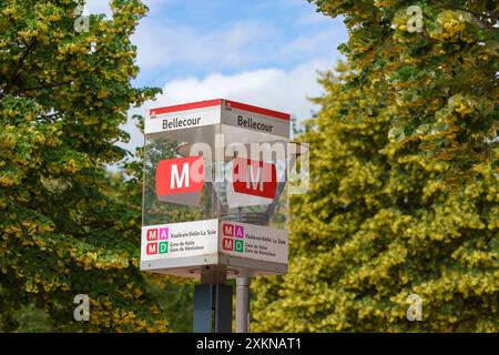 Lyon, Frankreich. Juni 2024. Metroschild Lyon am Bahnhof Bellecour, Frankreich Stockfoto