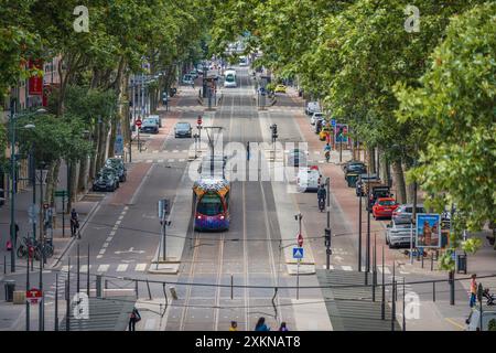 Lyon, Frankreich. Juni 2024. Blick aus einem Hochwinkel auf einen Boulevard mit Menschen zu Fuß, Autos und Straßenbahnen Stockfoto