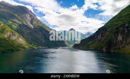 Ein malerischer Blick auf einen ruhigen Fjord, umgeben von üppigen grünen Bergen in Norwegen. Lovatnet See Lodal Tal Norwegen Stockfoto