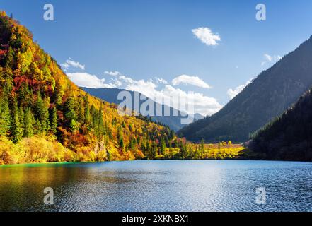 Malerischer Blick auf den Panda Lake inmitten farbenfroher Herbstwälder Stockfoto