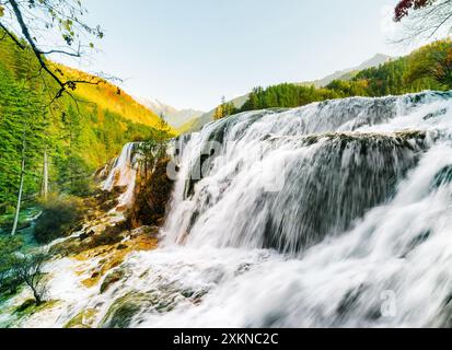 Wunderbarer Blick auf den Pearl Shoals Wasserfall zwischen Bergen Stockfoto