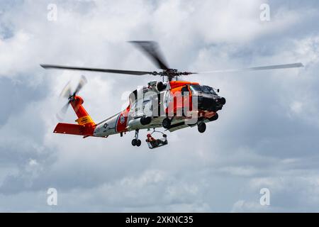 Ein US-Luftmann wird am 22. Juli in einen MH-60T Jayhawk gehoben, der der Coast Guard Air Station Clearwater, Florida, in der Nähe der MacDill Air Force Base, Florida, zugeordnet ist Stockfoto