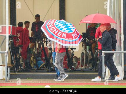 Stefan LEHMANN (L), Stadionsprecher , Klaus Augenthaler Raimond Aumann im FC BAYERN MÜNCHEN Trainingslager 1.Deutsche Fußball-Liga , in Rottach-Egern, Tegernsee, 22. Juli 2024 Saison 2024/2025, FCB, Fotograf: Peter Schatz Stockfoto