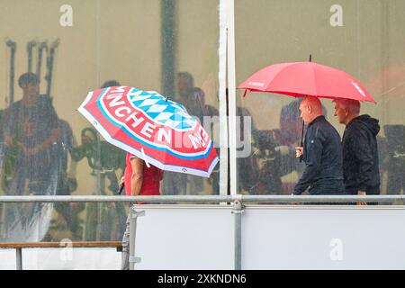 Stefan LEHMANN (L), Stadionsprecher , Klaus Augenthaler Raimond Aumann im FC BAYERN MÜNCHEN Trainingslager 1.Deutsche Fußball-Liga , in Rottach-Egern, Tegernsee, 22. Juli 2024 Saison 2024/2025, FCB, Fotograf: Peter Schatz Stockfoto