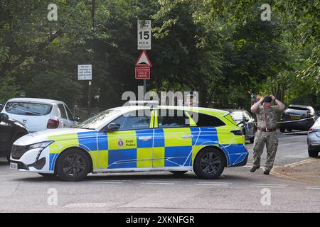 Offiziere am Tatort in Sally Port Gardens in Gillingham, Kent, nachdem am Dienstagabend ein Soldat in Uniform erstochen wurde, in der Nähe der Brompton Barracks, dem Hauptquartier des 1 Royal School of Military Engineering Regiments der British Army. Das Opfer wurde zur Behandlung ins Krankenhaus gebracht und ein 24-jähriger Mann wurde wegen des Verdachts auf versuchten Mord verhaftet. Bilddatum: Mittwoch, 24. Juli 2024. Stockfoto