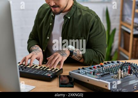 Ein gutaussehender asiatischer Mann spielt ein MIDI-Keyboard in seinem Studio. Stockfoto