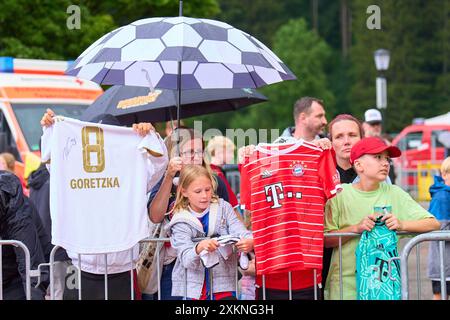 Rottach Egern, Deutschland. Juli 2024. FCB-Fans im FC BAYERN München Trainingslager 1.Deutsche Fußball-Liga, in Rottach-Egern, Tegernsee, 22. Juli 2024 Saison 2024/2025, FCB, Fotograf: ddp Images/STAR-Images Credit: ddp Media GmbH/Alamy Live News Stockfoto