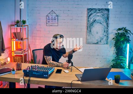 Ein Mann nimmt seinen Podcast in seinem Studio auf. Stockfoto