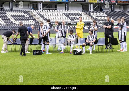 ALMELO, 23-07-2024, Asito stadion. Niederländischer Fußball, Eredivisie, Photocall Heracles Almelo Saison 2024 / 2025. Herakles-Spieler vor dem Fotoruf Stockfoto