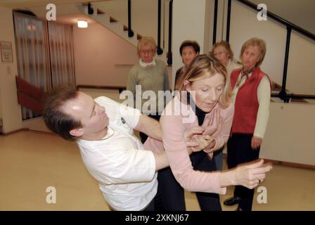 Frauen und ihre Selbstverteidigung, Vorbereitung auf Gewalttaten Frauen und ihre Selbstverteidigung Stockfoto