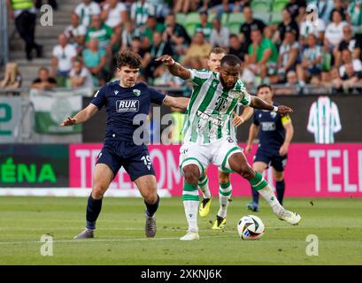 Budapest, Ungarn. Juli 2024. Habib Maiga von Ferencvarosi TC tritt am 23. Juli 2024 im ungarischen Budapest in der Groupama Arena gegen Ben Clark vom New Saints FC um den Ball an. Quelle: Laszlo Szirtesi/Alamy Live News Stockfoto