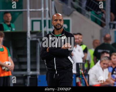 Budapest, Ungarn. Juli 2024. Pascal Jansen, Head Coach von Ferencvarosi TC, sieht sich beim Spiel der zweiten Qualifikationsrunde der UEFA Champions League im 1. Legs zwischen Ferencvaros und den New Saints am 23. Juli 2024 in Budapest, Ungarn, an. Quelle: Laszlo Szirtesi/Alamy Live News Stockfoto