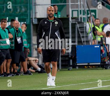 Budapest, Ungarn. Juli 2024. Pascal Jansen, Head Coach von Ferencvarosi TC, sieht sich beim Spiel der zweiten Qualifikationsrunde der UEFA Champions League im 1. Legs zwischen Ferencvaros und den New Saints am 23. Juli 2024 in Budapest, Ungarn, an. Quelle: Laszlo Szirtesi/Alamy Live News Stockfoto