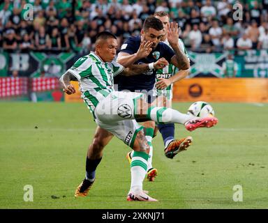 Budapest, Ungarn. Juli 2024. Cristian Ramirez von Ferencvarosi TC kämpft am 23. Juli 2024 in Budapest um den Besitz des New Saints FC Ben Clark. Quelle: Laszlo Szirtesi/Alamy Live News Stockfoto