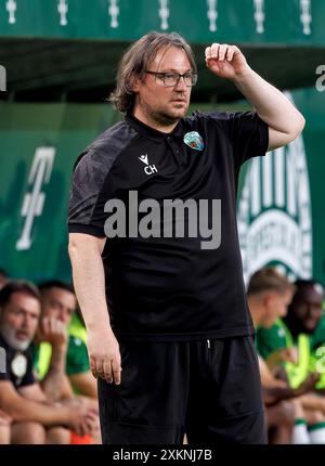 Budapest, Ungarn. Juli 2024. Craig Harrison, Head Coach des New Saints FC, reagiert am 23. Juli 2024 im ungarischen Budapest beim Spiel der zweiten Qualifikationsrunde zwischen Ferencvaros und den New Saints in der Groupama Arena. Quelle: Laszlo Szirtesi/Alamy Live News Stockfoto