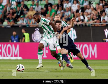 Budapest, Ungarn. Juli 2024. Ben Clark vom New Saints FC stellt Habib Maiga von Ferencvarosi TC während des Spiels der zweiten Qualifikationsrunde der UEFA Champions League im 1. Legs zwischen Ferencvaros und den New Saints in der Groupama Arena am 23. Juli 2024 in Budapest, Ungarn, heraus. Quelle: Laszlo Szirtesi/Alamy Live News Stockfoto