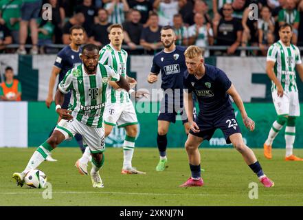 Budapest, Ungarn. Juli 2024. Brad Young vom New Saints FC fordert Habib Maiga von Ferencvarosi TC während des Spiels der zweiten Qualifikationsrunde 1. Legs zwischen Ferencvaros und den New Saints in der Groupama Arena am 23. Juli 2024 in Budapest. Quelle: Laszlo Szirtesi/Alamy Live News Stockfoto