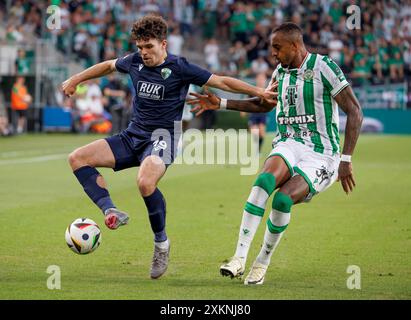 Budapest, Ungarn. Juli 2024. Raul Gustavo von Ferencvarosi TC tritt am 23. Juli 2024 im ungarischen Budapest in der Groupama Arena gegen Ben Clark vom New Saints FC um den Ball an. Quelle: Laszlo Szirtesi/Alamy Live News Stockfoto