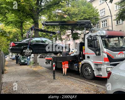 Berlin, Deutschland. Juli 2024. Ein Auto wird vom Innenhof des Islamischen Zentrums Berlin in der Ordensmeisterstraße abgeschleppt. Quelle: Sven Käuler/TNN/dpa/Alamy Live News Stockfoto