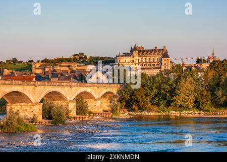 Malerischer Blick auf das Schloss Amboise im Loire-Tal in Frankreich bei goldenem Sonnenuntergang Stockfoto