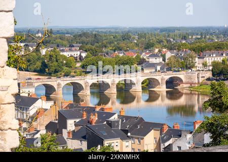 Luftaufnahme der Brücke in Saumur im Loire-Tal in Frankreich, die sich auf die Gewässer des Loire-Flusses spiegelt Stockfoto