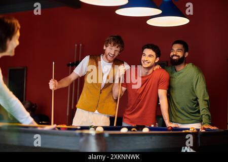 Freunde spielen Billard in ungezwungener Atmosphäre. Stockfoto