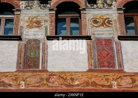 Der Palazzo Alberti-Colico mit einer dekorativen Fassade aus der Mitte der 1500er Jahre gehört zu den feinen Renaissancepalästen, die einen starken venezianischen Einfluss zeigen und die Via Belenzani, ehemals Contrada Larga, in Trient, Trentino-Südtirol, Italien, säumen. Stockfoto