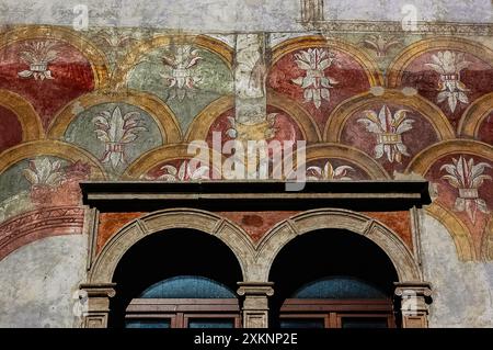 Detail der dekorativen, Mitte der 1500er Jahre bemalten Fassade des Palazzo Alberti-Colico, inmitten der feinen Renaissance-Paläste, die einen starken venezianischen Einfluss zeigen, die die Via Belenzani, eine Hauptdurchgangsstraße in Trient, Trentino-Südtirol, Italien, säumen. Stockfoto