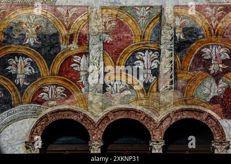 Dekoratives Design, das Mitte der 1500er Jahre CE auf der Fassade des Palazzo Alberti-Colico in Trient, Italien, gemalt wurde. Stockfoto