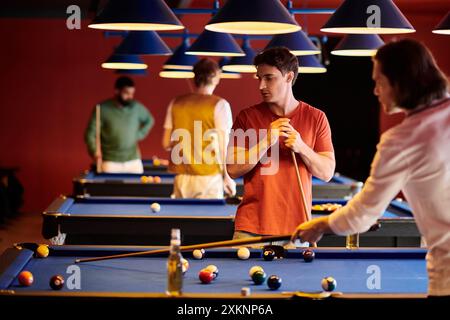 Freunde versammelten sich in einer Billardhalle und genossen eine Runde Billard. Stockfoto