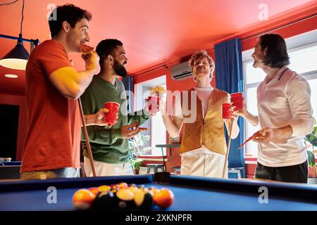 Freunde hängen in einer Billardhalle ab und genießen eine zwanglose Partie Billard und Drinks. Stockfoto