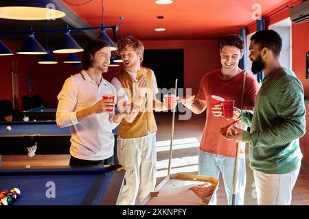 Freunde hängen in ungezwungener Atmosphäre ab, essen Pizza und spielen Billard. Stockfoto