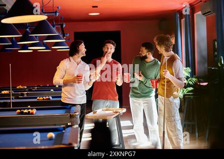 Freunde hängen lässig in einer Billardhalle ab und genießen Getränke und Snacks. Stockfoto