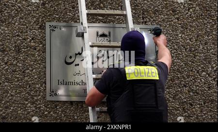 Berlin, Deutschland. Juli 2024. Ein Polizist entfernt ein Schild aus dem Islamischen Zentrum Berlin in der Ordensmeisterstraße. Quelle: Sven Käuler/TNN/dpa/Alamy Live News Stockfoto