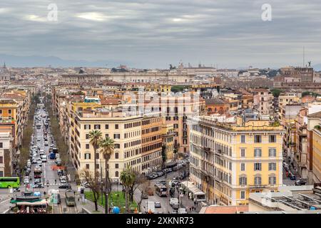 ROM, VATIKAN - 9. MÄRZ 2023: Dies ist ein Stadtbild des historischen Zentrums vom belvedere-Fenster des Apostolischen Palastes. Stockfoto