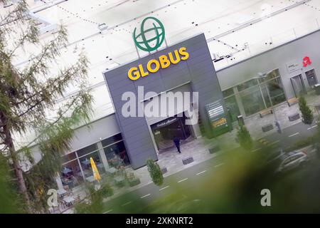 Die GLOBUS Filiale, Markthalle in Siegen an der Eiserfelder Straße mit Logo. Globus Markthalle am 24.07.2024 in Siegen/Deutschland *** der GLOBUS Store, überdachter Markt in Siegen an der Eiserfelder Straße mit Logo Globus Markthalle am 24 07 2024 in Siegen Stockfoto