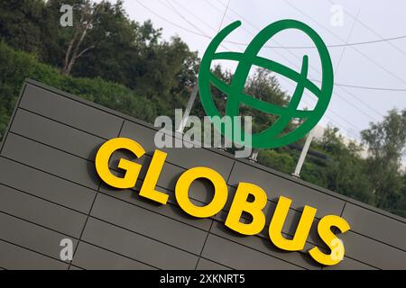 Die GLOBUS Filiale, Markthalle in Siegen an der Eiserfelder Straße mit Logo. Globus Markthalle am 24.07.2024 in Siegen/Deutschland *** der GLOBUS Store, überdachter Markt in Siegen an der Eiserfelder Straße mit Logo Globus Markthalle am 24 07 2024 in Siegen Stockfoto